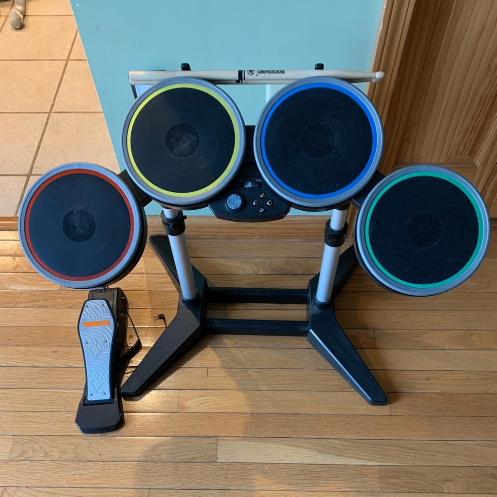 ROCKBAND 4 SET WITH GAME. For PS4